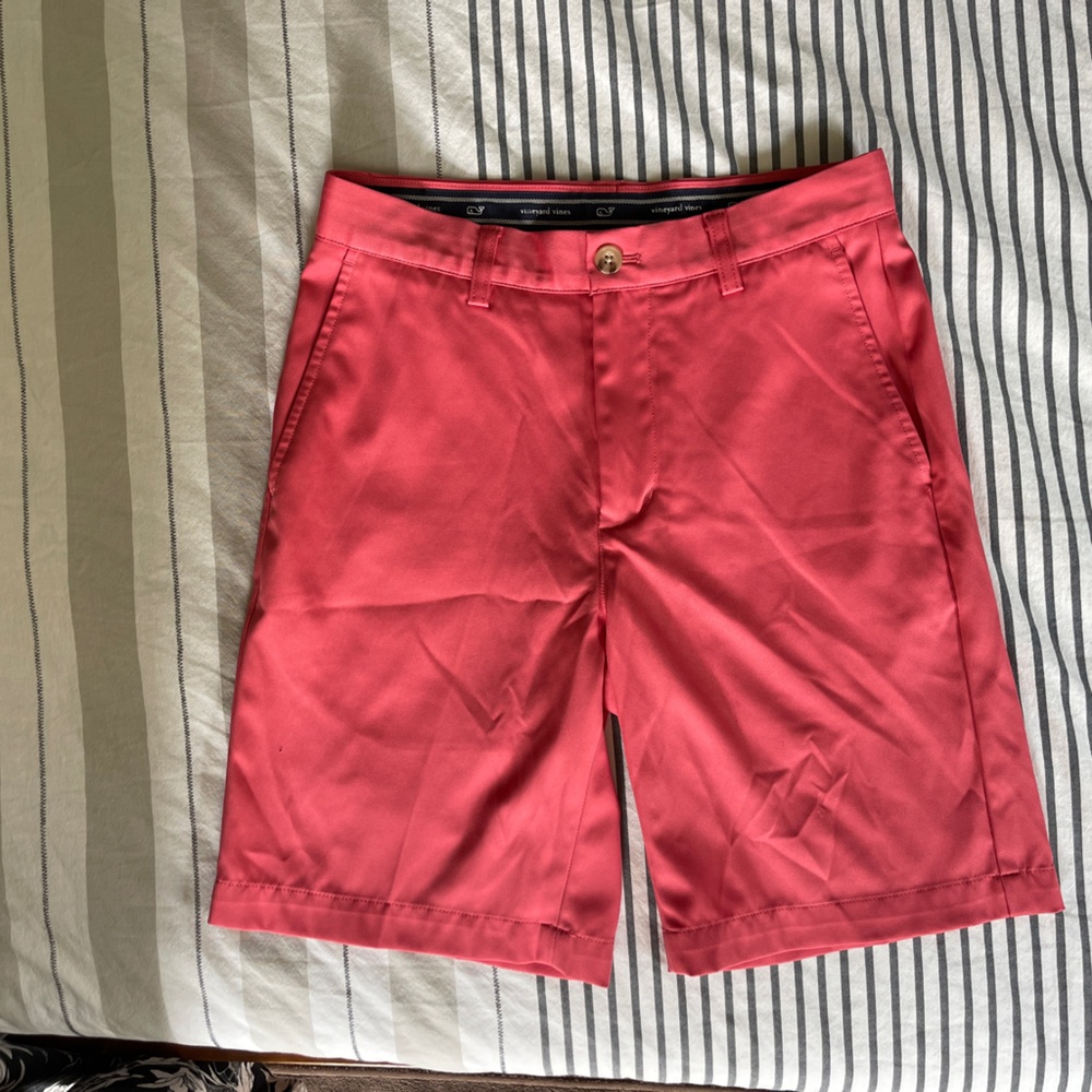 Men's Vineyard Vines shorts in great condition, size 28.